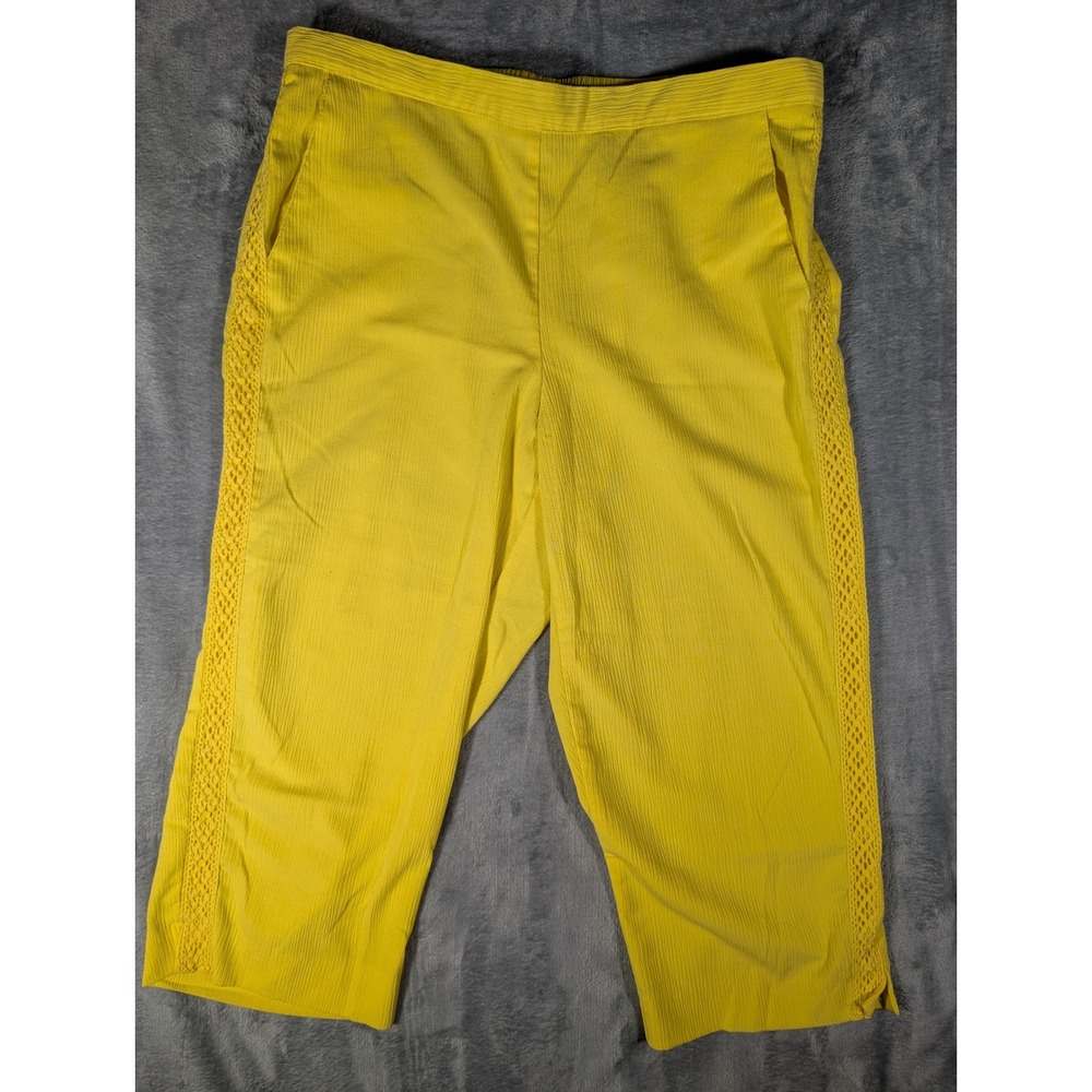 Alfred Dunner Women's Yellow Textured Crochet Trim‎ Crop Capri Pants Size 14